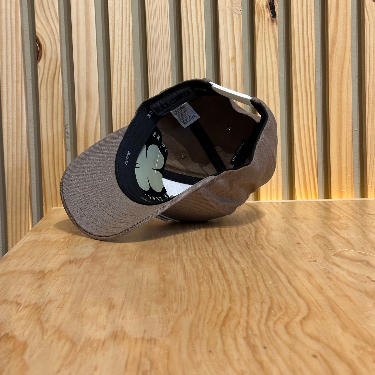 Gorra Black Clover Boxed In Luck 3 Cafe Ajustable